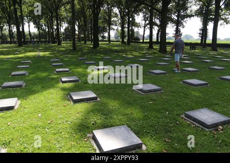 Der deutsche Kriegsfriedhof Langemark (früher Langemarck) liegt in der Nähe des Dorfes Langemark, Teil der Gemeinde Langemark-Poelkapelle in der belgischen Provinz Westflandern. Mehr als 44.000 Soldaten sind hier begraben. Stockfoto