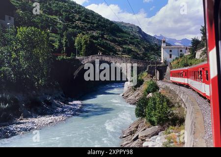 Gletscher-Express-Bahn über die Ritibrücke über die Mattervispa in Neubrück (Stalden), Bezirk Visp im Kanton Wallis in der Schweiz. Stockfoto