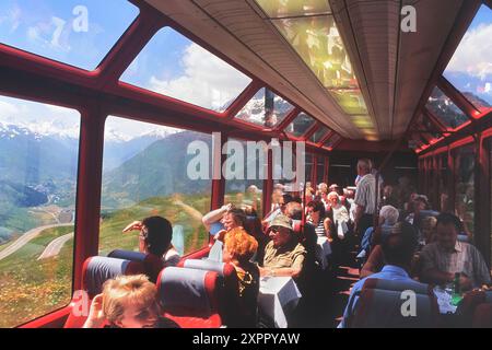 Zugpassagiere an Bord des Glacier Express. Schweiz. Europa Stockfoto