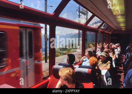 Zugpassagiere an Bord des Glacier Express. Schweiz. Europa Stockfoto