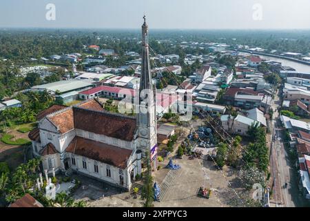 Luftaufnahme der katholischen Kirche mit der Stadt dahinter, Cai BE, (Cai BE) Cái Bè, (Tien Giang) Tiền Giang, Vietnam, Asien Stockfoto