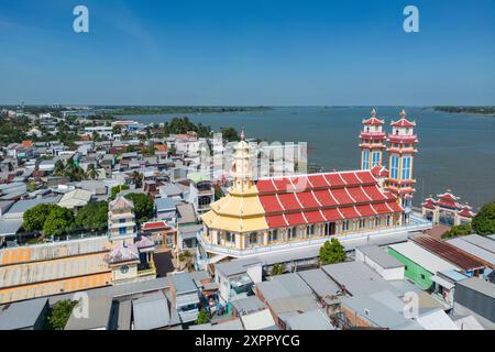 Luftaufnahme des Cao Dai Tempels und der Stadt mit dem Fluss Mekong, Tan Chau (Tân Châu), an Giang, Vietnam, Asien Stockfoto