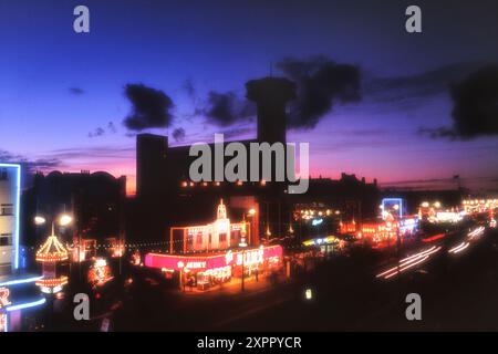 Tolle Beleuchtung an der Yarmouth Promenade am Meer und Spielhallen. Norfolk. England. VEREINIGTES KÖNIGREICH Stockfoto