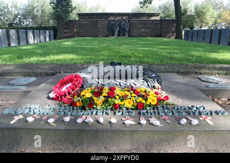 Der deutsche Kriegsfriedhof Langemark (früher Langemarck) liegt in der Nähe des Dorfes Langemark, Teil der Gemeinde Langemark-Poelkapelle in der belgischen Provinz Westflandern. Mehr als 44.000 Soldaten sind hier begraben. Stockfoto