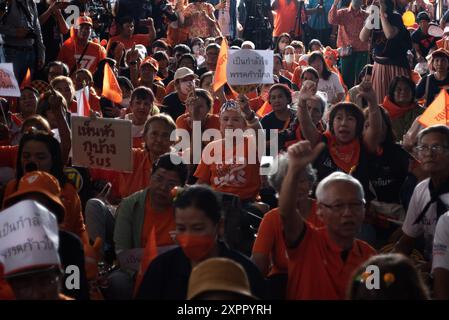 Bangkok, Thailand. August 2024. Anhänger der Move Forward Party treffen sich, um die Übertragung des Auflösungsverfahrens der Move Forward Party außerhalb des Hauptsitzes der Move Forward Party zu verfolgen. Das thailändische Verfassungsgericht hat angeordnet, die Move Forward Party aufzulösen und mehrere Parteimitglieder, darunter die ehemalige Vorsitzende der Move Forward Party Pita Limjaroenrat, für zehn Jahre aus der Politik zu verbannen, nachdem die Partei eine Kampagne zur Änderung des Lese Majeste Gesetzes (artikel 112) nutzte. bei den Parlamentswahlen in Thailand am 2023. Mai. Quelle: SOPA Images Limited/Alamy Live News Stockfoto