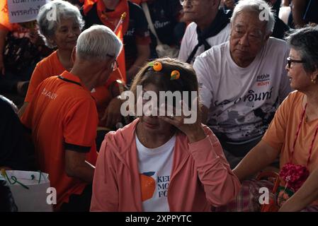 Bangkok, Thailand. August 2024. Ein Unterstützer der Move Forward Party sah weinen, nachdem das thailändische Verfassungsgericht angeordnet hatte, die Move Forward Party aufzulösen. Das thailändische Verfassungsgericht hat angeordnet, die Move Forward Party aufzulösen und mehrere Parteimitglieder, darunter die ehemalige Vorsitzende der Move Forward Party Pita Limjaroenrat, für zehn Jahre aus der Politik zu verbannen, nachdem die Partei eine Kampagne zur Änderung des Lese Majeste Gesetzes (artikel 112) nutzte. bei den Parlamentswahlen in Thailand am 2023. Mai. Quelle: SOPA Images Limited/Alamy Live News Stockfoto