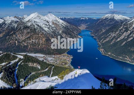 Zwei Personen auf Skitour stehend auf dem Schneegipfel über dem Achensee, am Bärenkopf, Karwendel, Tirol, Österreich Stockfoto