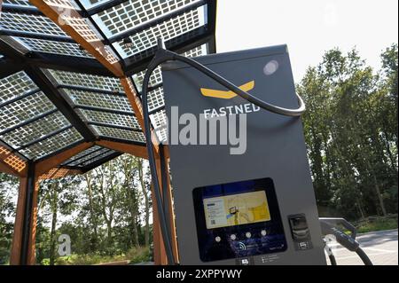 NIEDERLANDE, Fastned Schnellladestation für Elektrofahrzeuge an Tankstelle an der Autobahn, Solarzellen auf Dach / NIEDERLANDE, Fastned Stromladestation für Elektrofahrzeuge an Tankstelle an der Autobahn, Solarzellen auf Dach Stockfoto