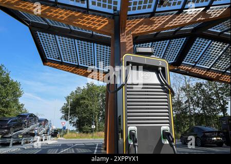 NIEDERLANDE, Fastned Schnellladestation für Elektrofahrzeuge an Tankstelle an der Autobahn, Solarzellen auf Dach / NIEDERLANDE, Fastned Stromladestation für Elektrofahrzeuge an Tankstelle an der Autobahn, Solarzellen auf Dach Stockfoto