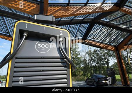 NIEDERLANDE, Fastned Schnellladestation für Elektrofahrzeuge an Tankstelle an der Autobahn, Solarzellen auf Dach / NIEDERLANDE, Fastned Stromladestation für Elektrofahrzeuge an Tankstelle an der Autobahn, Solarzellen auf Dach Stockfoto