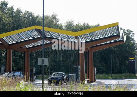 NIEDERLANDE, Fastned Schnellladestation für Elektrofahrzeuge an Tankstelle an der Autobahn, Solarzellen auf Dach / NIEDERLANDE, Fastned Stromladestation für Elektrofahrzeuge an der Autobahn, Solarzellen auf Dach, Opel Mokka Stockfoto