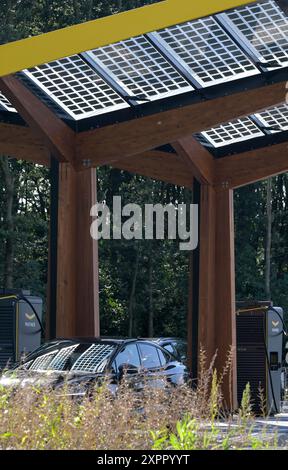 NIEDERLANDE, Fastned Schnellladestation für Elektrofahrzeuge an Tankstelle an der Autobahn, Solarzellen auf Dach / NIEDERLANDE, Fastned Stromladestation für Elektrofahrzeuge an Tankstelle an der Autobahn, Solarzellen auf Dach Stockfoto