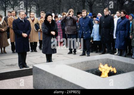 November 1991 San Pietroburgo Archivio Storico Olycom/LaPresse Il Granduca Vladimir Kirillovitch Romanov (Porvoo, 30 agosto 1917 - Miami, 21 april 1992) è stato pretendente al trono imperiale russo e capo della famiglia Romanov dal 1938 fino alla sua morte. Nella Foto: IL ritorno di Granduca Wladimir Kirillowitsch Romanov a San Pietroburgo auf dem Foto: Der zurückkehrende Großherzog Wladimir Kirillowitsch Romanov nach St. Petersburg Credit: LaPresse/Alamy Live News Stockfoto