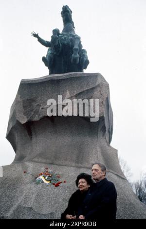 November 1991 San Pietroburgo Archivio Storico Olycom/LaPresse Il Granduca Vladimir Kirillovitch Romanov (Porvoo, 30 agosto 1917 - Miami, 21 april 1992) è stato pretendente al trono imperiale russo e capo della famiglia Romanov dal 1938 fino alla sua morte. Nella Foto: IL ritorno di Granduca Wladimir Kirillowitsch Romanov a San Pietroburgo auf dem Foto: Der zurückkehrende Großherzog Wladimir Kirillowitsch Romanov nach St. Petersburg Credit: LaPresse/Alamy Live News Stockfoto