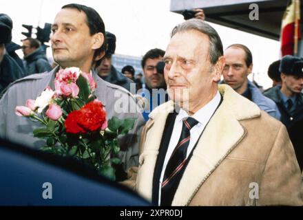 November 1991 San Pietroburgo Archivio Storico Olycom/LaPresse Il Granduca Vladimir Kirillovitch Romanov (Porvoo, 30 agosto 1917 - Miami, 21 april 1992) è stato pretendente al trono imperiale russo e capo della famiglia Romanov dal 1938 fino alla sua morte. Nella Foto: IL ritorno di Granduca Wladimir Kirillowitsch Romanov a San Pietroburgo auf dem Foto: Der zurückkehrende Großherzog Wladimir Kirillowitsch Romanov nach St. Petersburg Credit: LaPresse/Alamy Live News Stockfoto