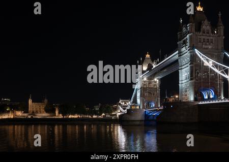 Tower Bridge at Night Time London England August 2024 die Tower Bridge ist eine als Klasse I gelistete kombinierte klappbrücke, Suspension und bis 1960 freitragende bridg Stockfoto