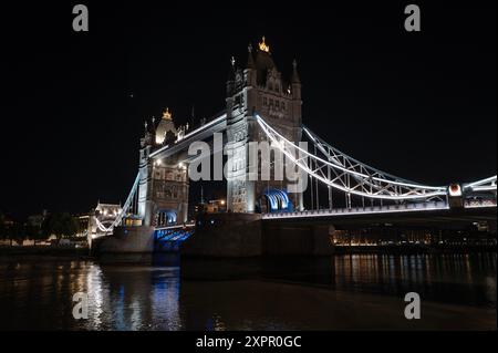 Tower Bridge at Night Time London England August 2024 die Tower Bridge ist eine als Klasse I gelistete kombinierte klappbrücke, Suspension und bis 1960 freitragende bridg Stockfoto