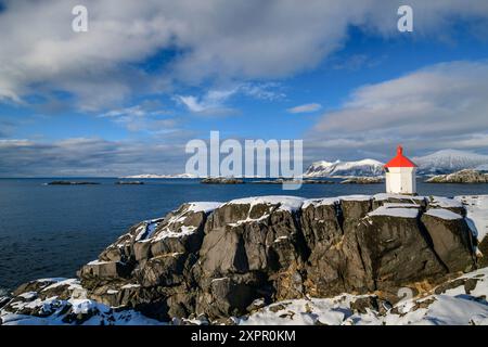 Leuchtturm mit Skaland im Hintergrund, Senja, Troms, Norwegen Stockfoto