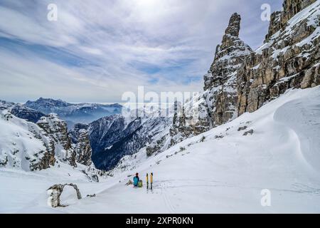 Frau auf Skitour in der Forcella Toanella, Bosconero-Gruppe, Dolomiten, UNESCO-Weltkulturerbe Dolomiten, Venetien, Italien Stockfoto