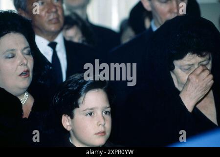 29-04-1992 San Pietroburgo Archivio Storico Olycom/LaPresse Il Granduca Vladimir Kirillovitch Romanov (Porvoo, 30 agosto 1917 - Miami, 21 april 1992) è stato pretendente al trono imperiale russo e capo della famiglia Romanov dal 1938 fino alla sua morte. Nella Foto: I funerali di Granduca Wladimir Kirillowitsch Romanov im Foto: Die Beerdigung von Großherzog Wladimir Kirillowitsch Romanov Credit: LaPresse/Alamy Live News Stockfoto