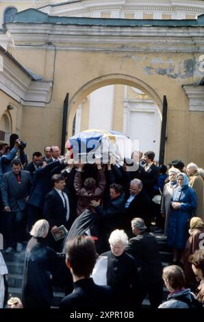 29-04-1992 San Pietroburgo Archivio Storico Olycom/LaPresse Il Granduca Vladimir Kirillovitch Romanov (Porvoo, 30 agosto 1917 - Miami, 21 april 1992) è stato pretendente al trono imperiale russo e capo della famiglia Romanov dal 1938 fino alla sua morte. Nella Foto: I funerali di Granduca Wladimir Kirillowitsch Romanov im Foto: Die Beerdigung von Großherzog Wladimir Kirillowitsch Romanov Credit: LaPresse/Alamy Live News Stockfoto