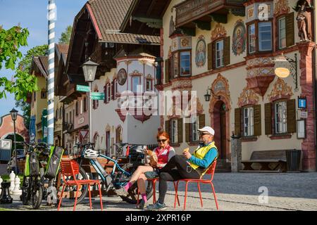 Mann und Frau Radfahren machen eine Pause in Neubeuern, Neubeuern, Bodensee-Königssee Radweg, Oberbayern, Bayern, Deutschland Stockfoto