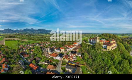 Aus der Vogelperspektive Neubeuern mit Dorfplatz und Schloss, Mangfallgebirge im Hintergrund, Neubeuern, Bodensee-Königssee-Radweg, Oberer B Stockfoto