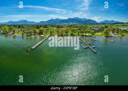 Luftaufnahme des Chiemsees bei Felden und Chiemgauer Alpen im Hintergrund, Felden, Bodensee-Königssee-Radweg, Oberbayern, Bayern, Deutschland Stockfoto