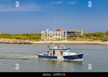 Motorboot unterwegs vor den Gosmans Stockfoto