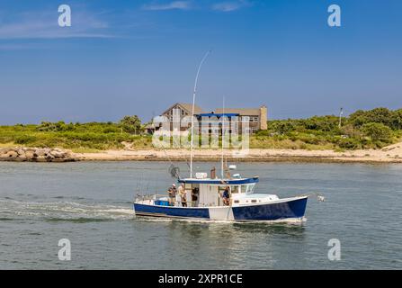 Motorboot unterwegs vor den Gosmans Stockfoto