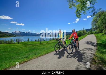 Mann und Frau auf dem Bodensee-Königssee Radweg Radfahren entlang des Tegernsees, Tegernsee, Oberbayern, Bayern, Deutschland Stockfoto