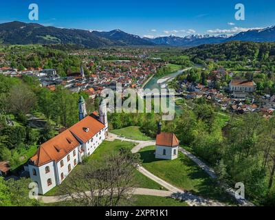 Blick auf die Kreuzkirche am Kalvarienberg, Bad Tölz und Isartal, Bodensee-Königssee-Radweg, Bad Tölz, Oberbayern, Bayern, Deutschland Stockfoto