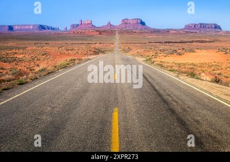 Blick auf das Monument Valley vom Scenic Byway 163 im Süden Utahs in der Nähe der Grenze zwischen Arizona und Utah. (USA) Stockfoto