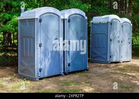 Lange Reihe tragbare Bio-Toiletten-Kabinen im Park Center in der Stadt Stockfoto