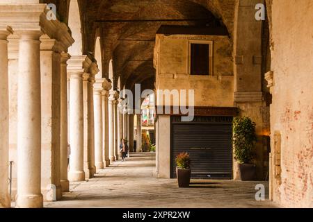 Piazza dei Signori in Vicenza, Veneto, Italien – Ein geschäftiger und historischer Platz im Herzen von Vicenza, umgeben von bedeutendem architektonischen Landmar Stockfoto
