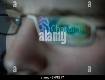 ABBILDUNG - 07. August 2024, Hessen, Frankfurt/Main: Das ChatGPT-Logo spiegelt sich in der Brille eines registrierten Nutzers wieder. Das von der US-amerikanischen Firma OpenAI entwickelte Sprachprogramm basiert auf künstlicher Intelligenz. Foto: Frank Rumpenhorst/dpa Stockfoto