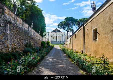 Villa La Rotonda in Vicenza, Veneto, Italien – eine ikonische Renaissance-Villa, entworfen vom Architekten Andrea Palladio, bekannt für ihr symmetrisches Design und bekannt Stockfoto