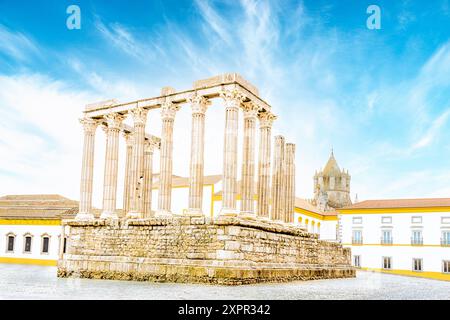 Evora, Alentejo, Portugal - Ruinen des römischen Tempels Diana in der Altstadt von Evora bei Sonnenuntergang. Stockfoto