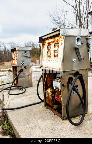 Alte kaputte Kraftstoffpumpen an einer verlassenen Tankstelle. Stockfoto