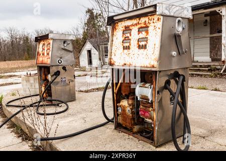 Alte kaputte Kraftstoffpumpen an einer verlassenen Tankstelle. Stockfoto