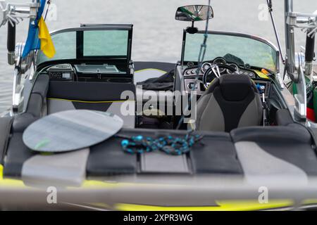 Es ist wichtig, die Position des Steuermannes und die Instrumententafel auf dem Boot zu notieren. Stockfoto