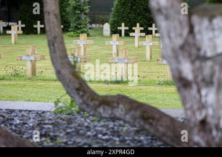 Friedhof Dinant 07082024 - der Franzoesische Friedhof bei Dinant in Belgier. Hier wird an die gefallenen Soldaten der beiden Weltkriege erinnert. Dinant Französische Friedhof Wallonien Belgique *** Friedhof Dinant 07082024 der französische Friedhof in der Nähe von Dinant in Belgien hier wird an die gefallenen Soldaten der beiden Weltkriege gedenken Dinant Französische Friedhof Wallonien Belgique 070824 ppb-6 Stockfoto