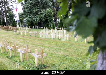 Friedhof Dinant 07082024 - der Franzoesische Friedhof bei Dinant in Belgier. Hier wird an die gefallenen Soldaten der beiden Weltkriege erinnert. Dinant Französische Friedhof Wallonien Belgique *** Friedhof Dinant 07082024 der französische Friedhof in der Nähe von Dinant in Belgien hier wird an die gefallenen Soldaten der beiden Weltkriege gedenken Dinant Französische Friedhof Wallonien Belgique 070824 ppb-4 Stockfoto