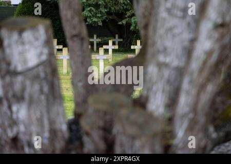 Friedhof Dinant 07082024 - der Franzoesische Friedhof bei Dinant in Belgier. Hier wird an die gefallenen Soldaten der beiden Weltkriege erinnert. Dinant Französische Friedhof Wallonien Belgique *** Friedhof Dinant 07082024 der französische Friedhof in der Nähe von Dinant in Belgien hier wird an die gefallenen Soldaten der beiden Weltkriege gedenken Dinant Französische Friedhof Wallonien Belgique 070824 ppb-7 Stockfoto