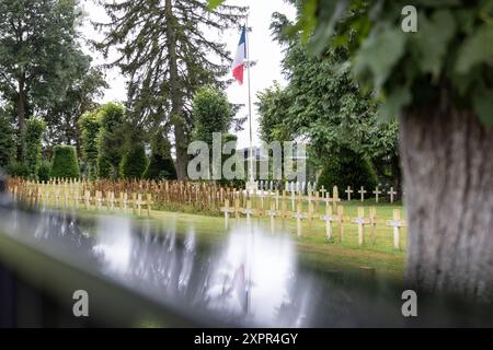 Friedhof Dinant 07082024 - der Franzoesische Friedhof bei Dinant in Belgier. Hier wird an die gefallenen Soldaten der beiden Weltkriege erinnert. Dinant Französische Friedhof Wallonien Belgique *** Friedhof Dinant 07082024 der französische Friedhof in der Nähe von Dinant in Belgien hier wird an die gefallenen Soldaten der beiden Weltkriege gedenken Dinant Französische Friedhof Wallonien Belgique 070824 ppb-5 Stockfoto