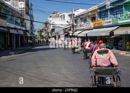 Rikscha-Radtour für Passagiere des Flussschiffes Jahan (Heritage Line), Tan Chau (Tân Châu), an Giang, Vietnam, Asien Stockfoto