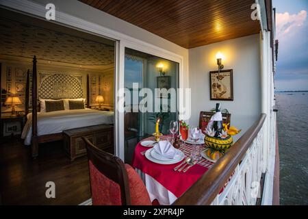 Privates Abendessen auf dem Balkon einer Luxuskabine an Bord des Flussschiffes Jahan (Heritage Line) auf dem Mekong, in der Nähe von Cao Lanh (Cao Lãnh) Stockfoto