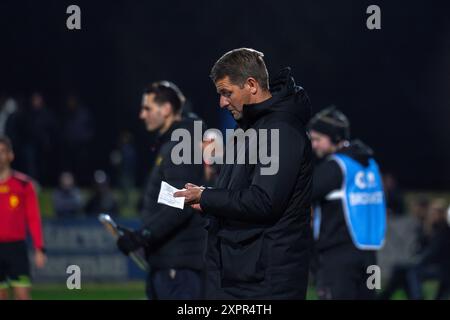 Cranbourne, Victoria, Australien. August 2024. MARK JACKSON, Head Coach des Central Coast Mariners FC, macht während des Spiels Notizen. Heidelberg United FC war Gastgeber des Central Coast Mariners FC im Olympiapark in Heidelberg. (Kreditbild: © James Forrester/ZUMA Press Wire) NUR REDAKTIONELLE VERWENDUNG! Nicht für kommerzielle ZWECKE! Stockfoto