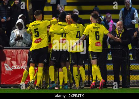 Cranbourne, Victoria, Australien. August 2024. Die Spieler des FC Heidelberg United feiern die JOSH PIN (17), die den Elfmeter umwandelt. Heidelberg United FC war Gastgeber des Central Coast Mariners FC im Olympiapark in Heidelberg. (Kreditbild: © James Forrester/ZUMA Press Wire) NUR REDAKTIONELLE VERWENDUNG! Nicht für kommerzielle ZWECKE! Stockfoto