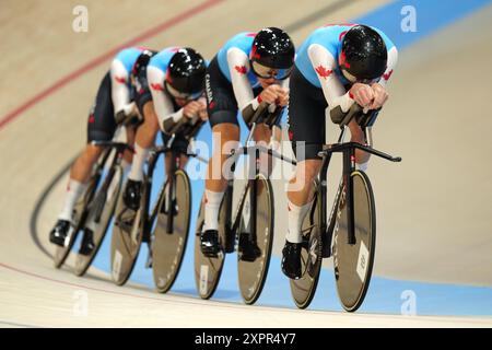 Die Kanadier Dylan Bibic, Mathias Guillemette, Michael Foley und Carson Mattern während des Finals der Verfolgungsjagd des Herrenteams im National Velodrome in Saint-Quentin-en-Yvelines am zwölften Tag der Olympischen Spiele 2024 in Frankreich. Bilddatum: Mittwoch, 7. August 2024. Stockfoto